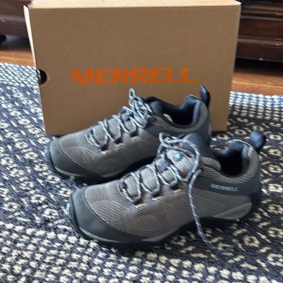 Merrell Gray Athletic Shoes with Rugged Design and Durable Build in size 9 - Picture 1 of 6